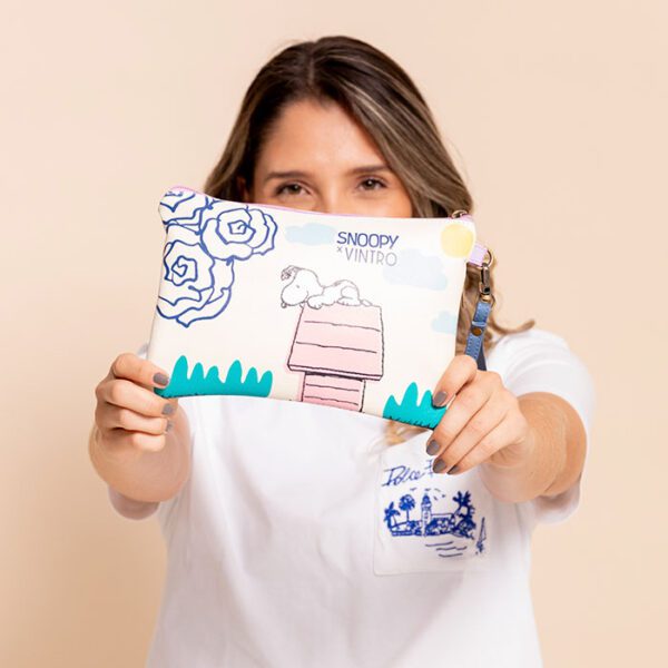 COSMETIQUERA PARA MUJER TOGO SNOOPY EN CUERO VEGANO CON PULSERA - Imagen 6